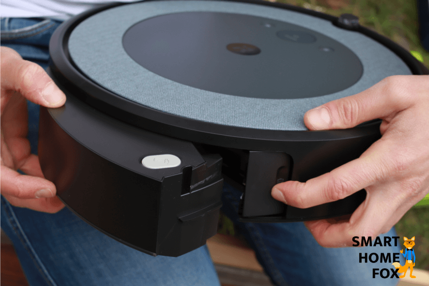 Der Staubbehälter des Roomba i3 wird entnommen
